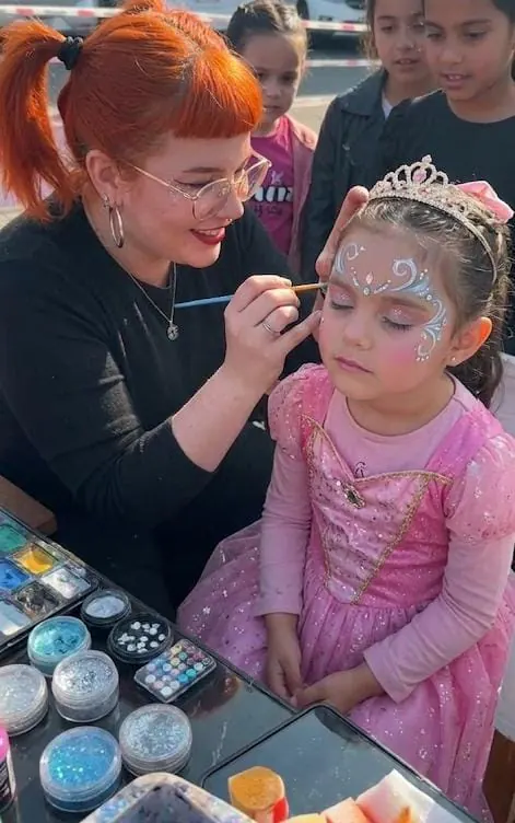 Detalle de maquillaje de princesa