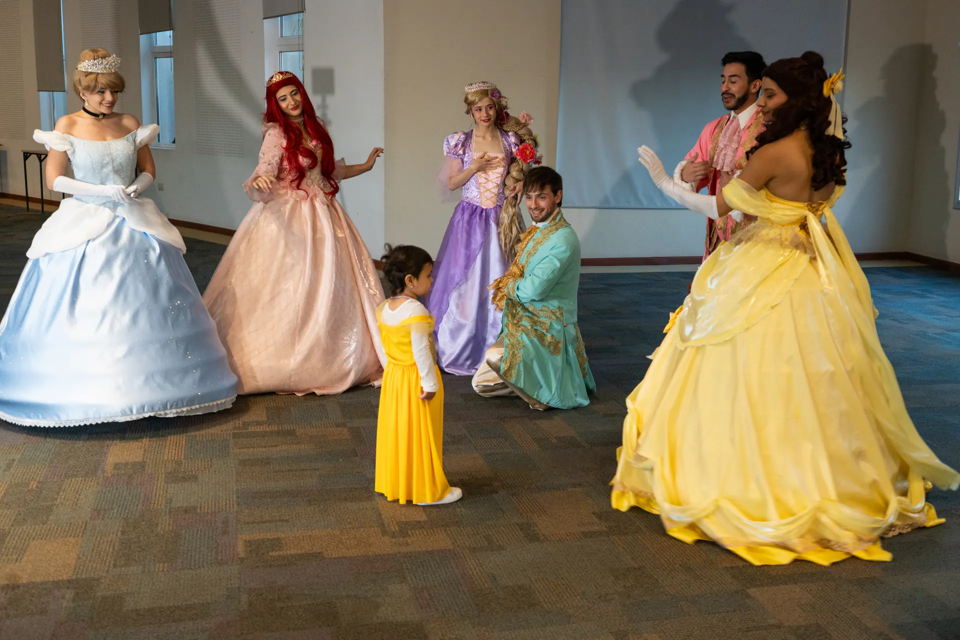 Princesas y personajes en escena