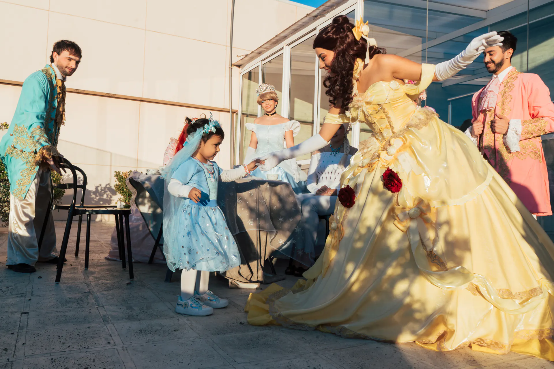 Niña saludando a una princesa
