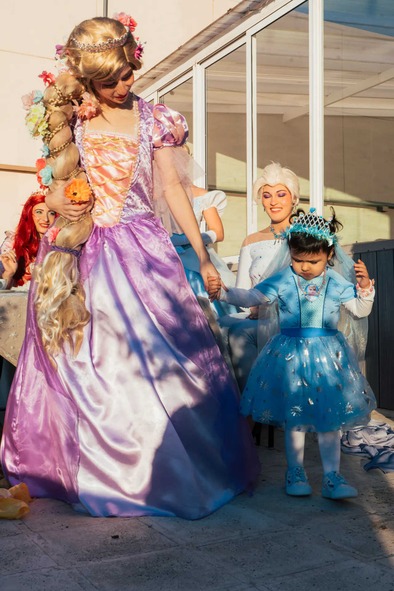 Niña junto a princesas