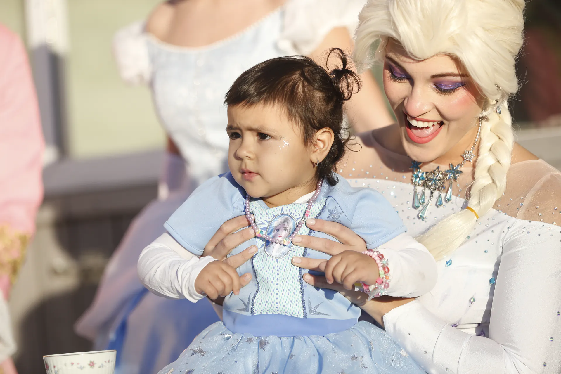 Niña junto a una princesa
